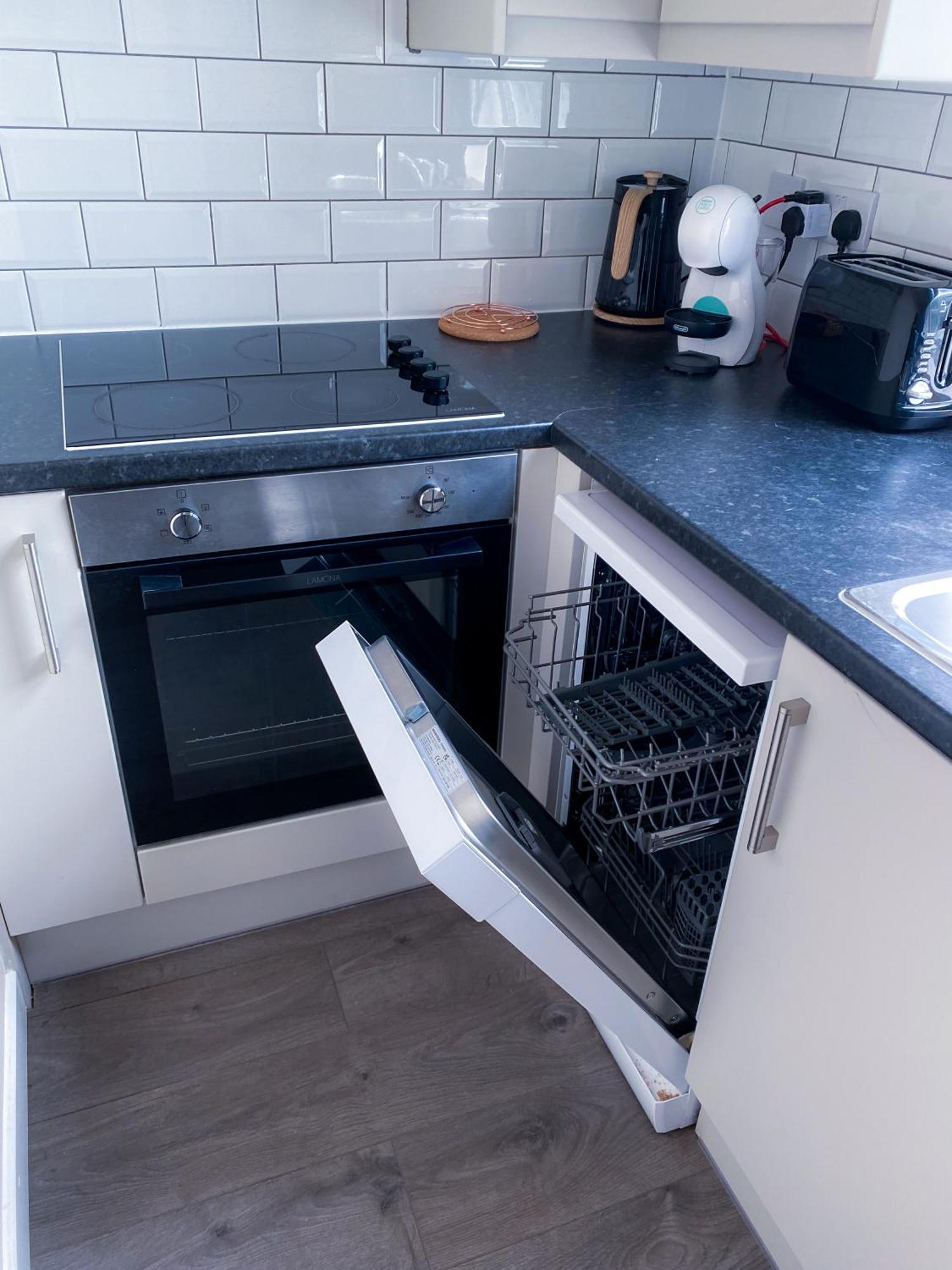 Modern 1 Bedroom Flat In Wood Green Londres Exterior foto